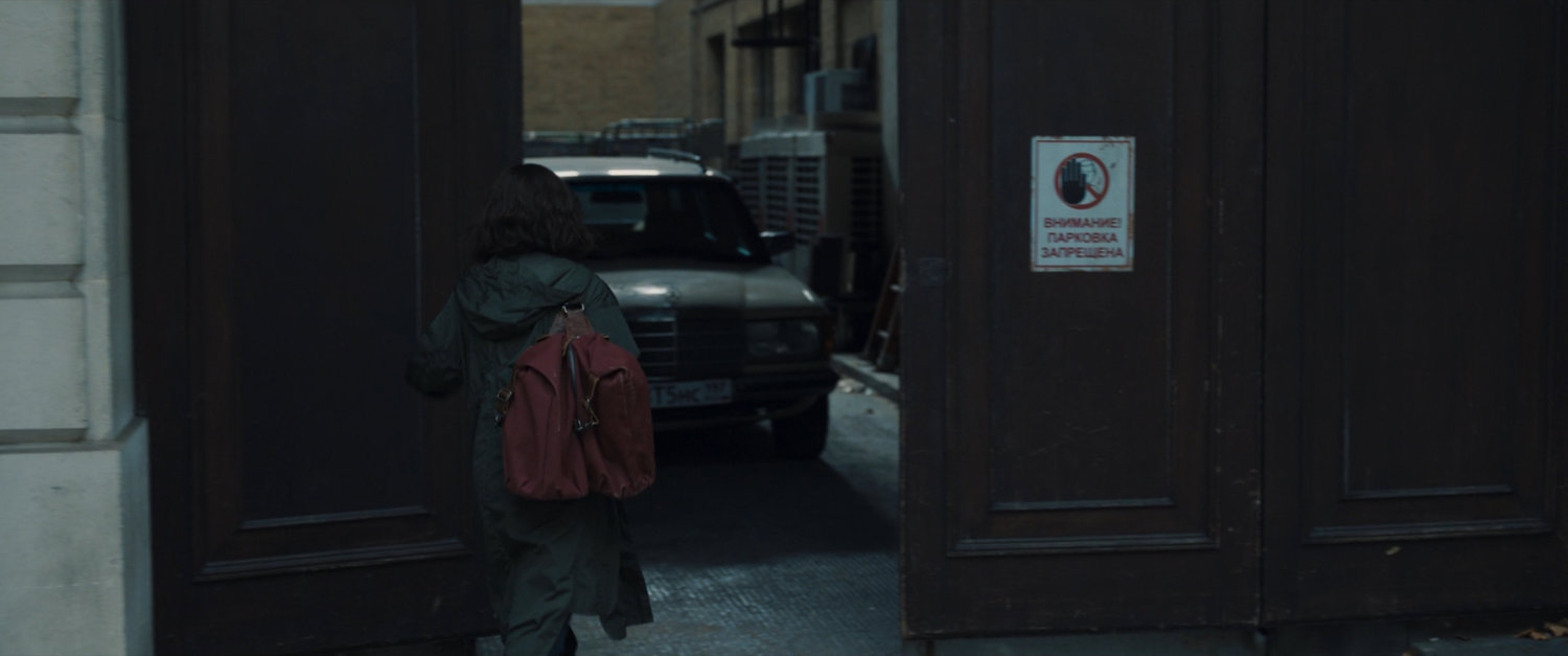 G'iah enters a side alley in Moscow.