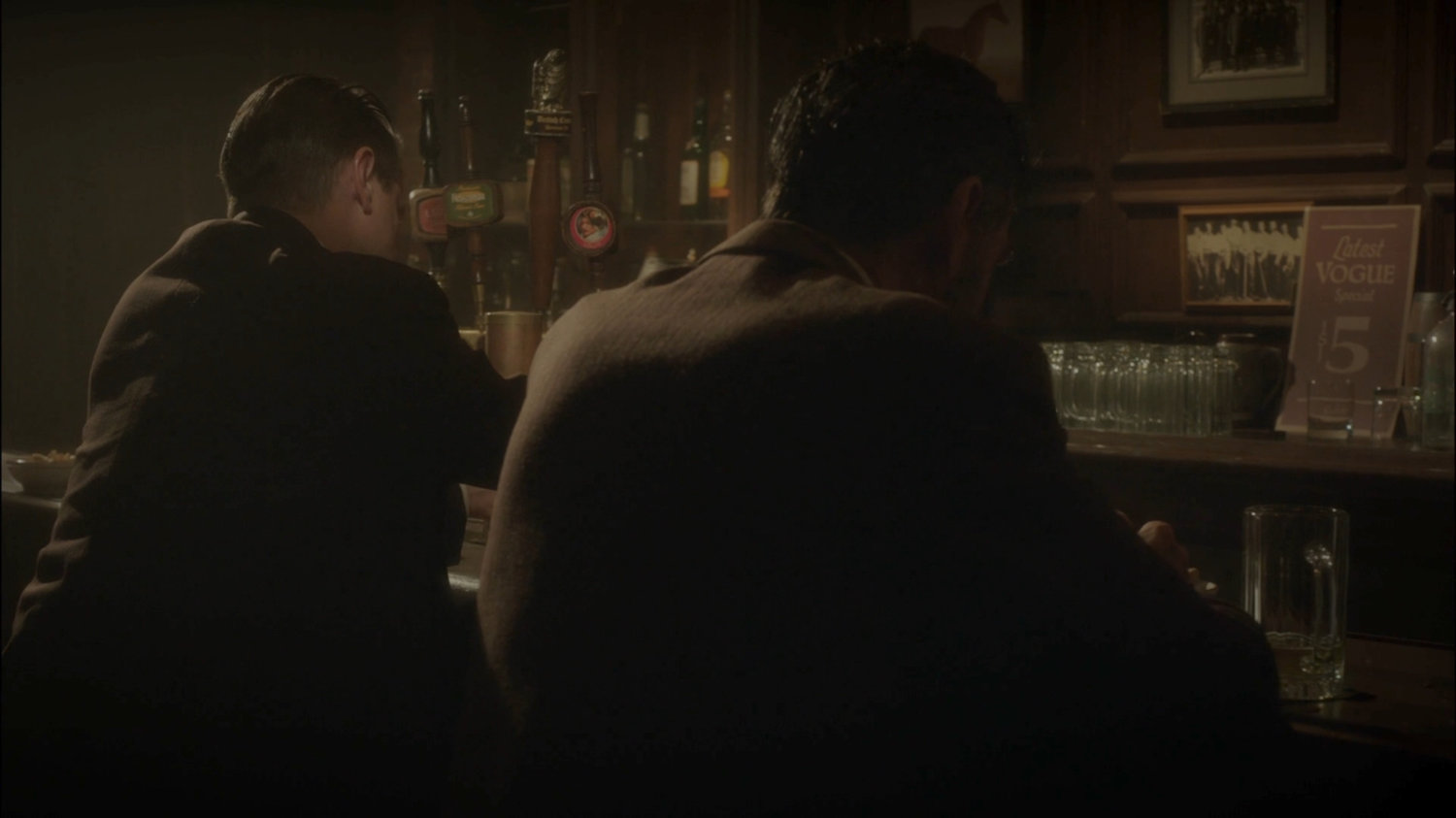 Dooley and a reporter in a bar.
