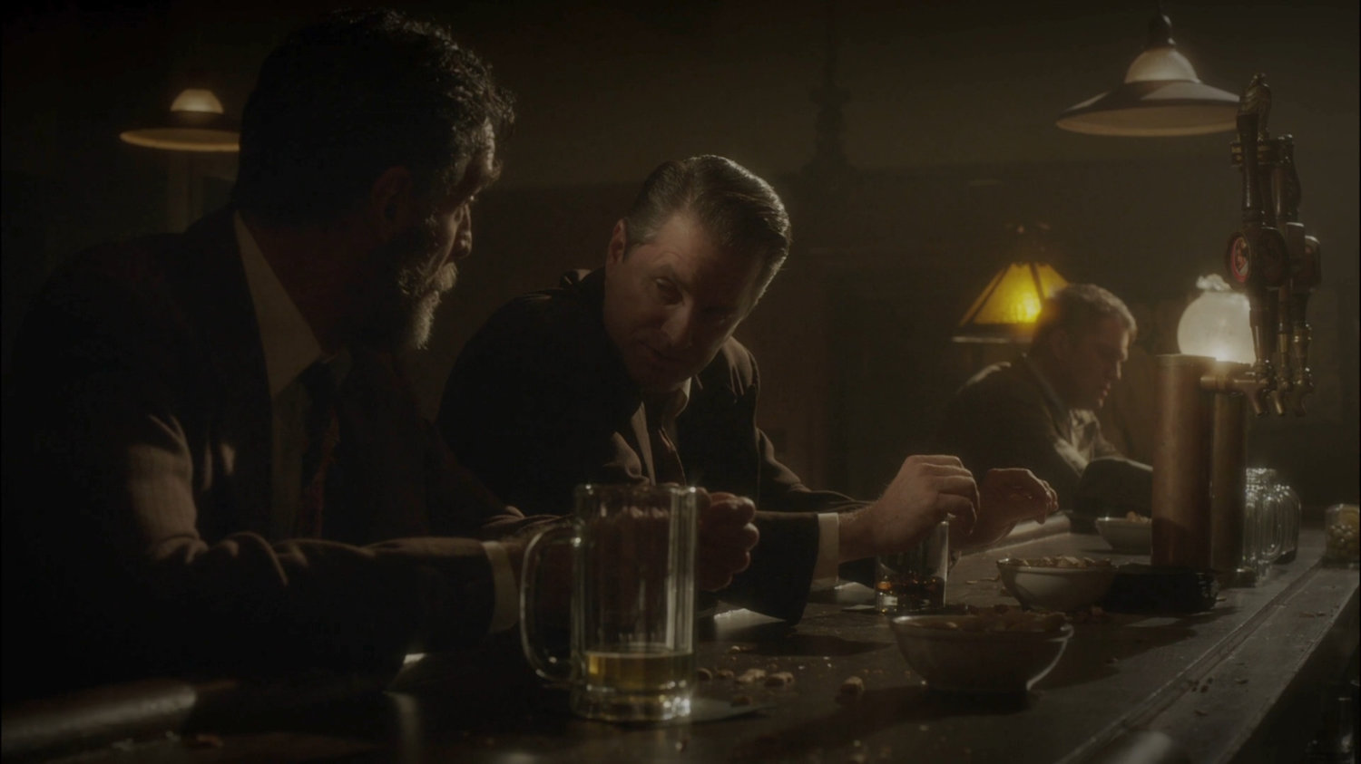 Dooley and a reporter in a bar.