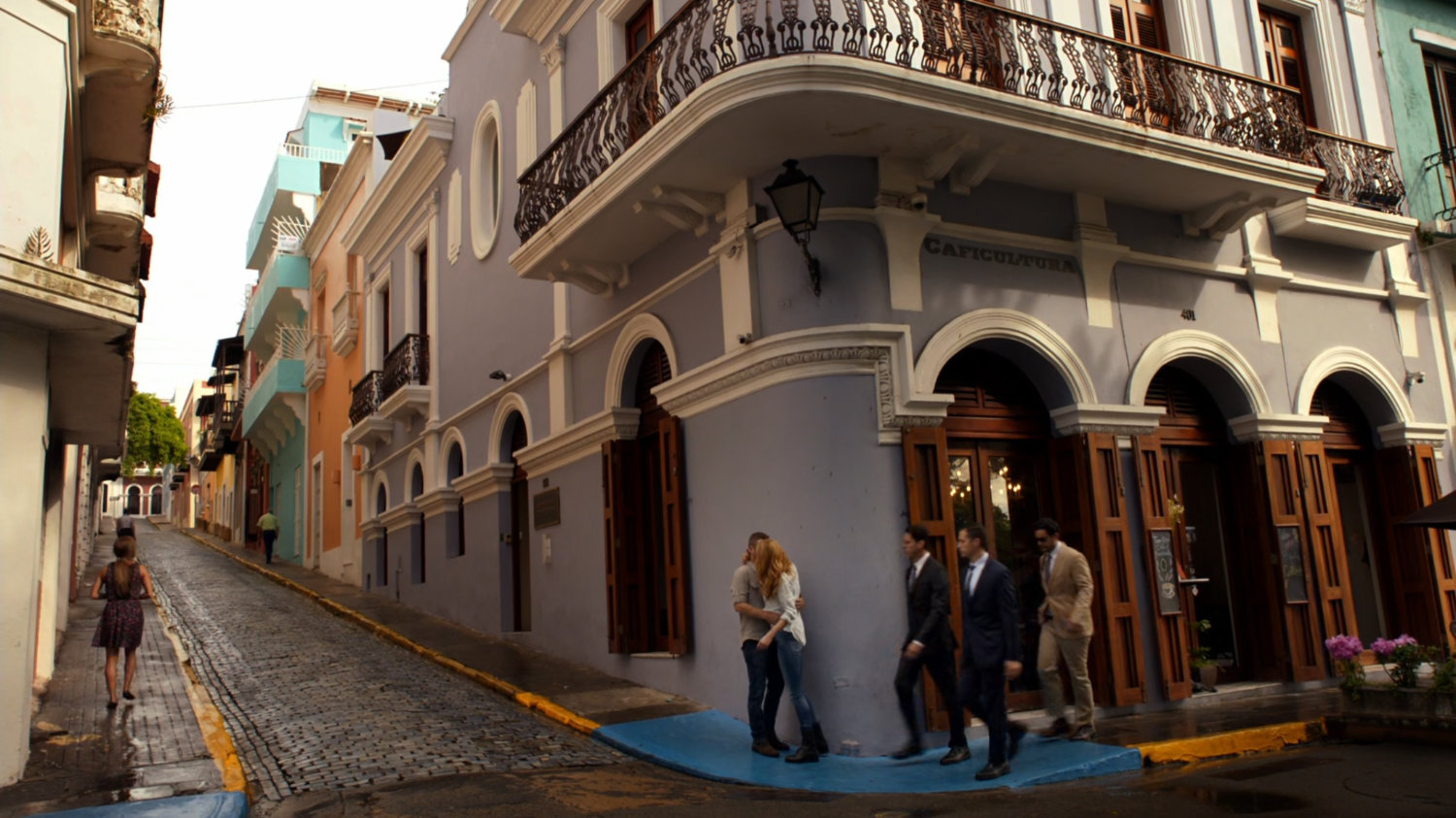 Bobbi and Hunter kiss on street corner in San Juan.