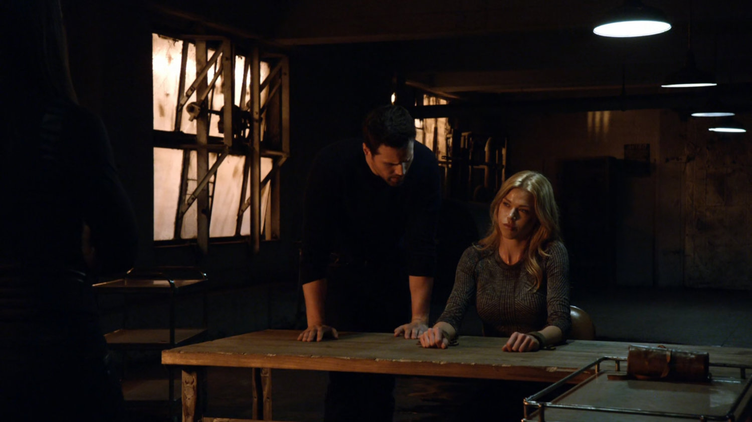 Ward holds Bobbi hostage in an abandoned Spanish warehouse.