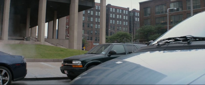 Cars stopped outside a Federal building.