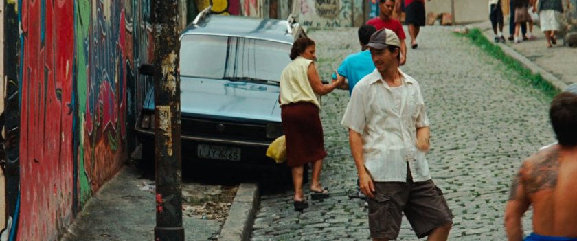 Bruce Banner outside a small building in Rio De Janeiro.