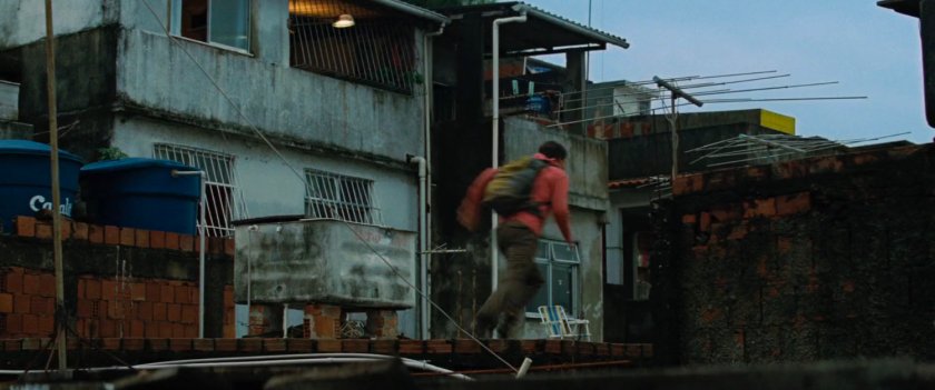 Bruce Banner runs across a favela rooftop.