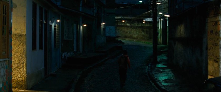 Bruce Banner walking on a Rio De Janeiro street at night.