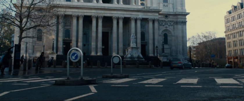 Street outside St Paul's Cathedral.