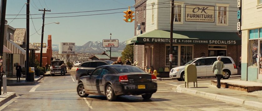 Exterior Puente Antiguo intersection with stopped car.