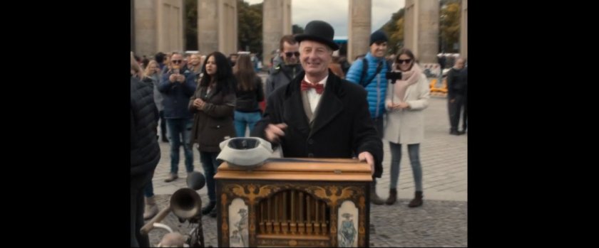 Entertainer and tourists in front of Brandenburg gate.