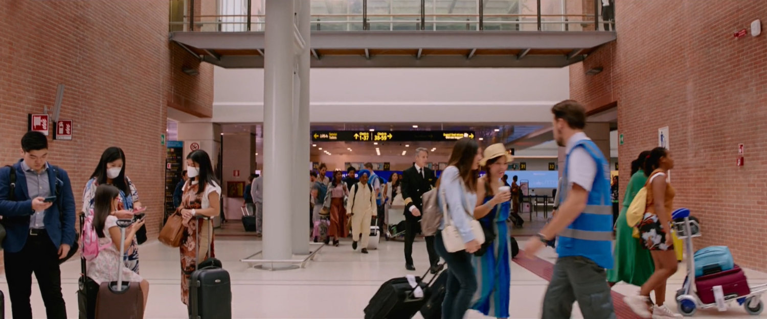 Crowds in the Venice airport terminal.