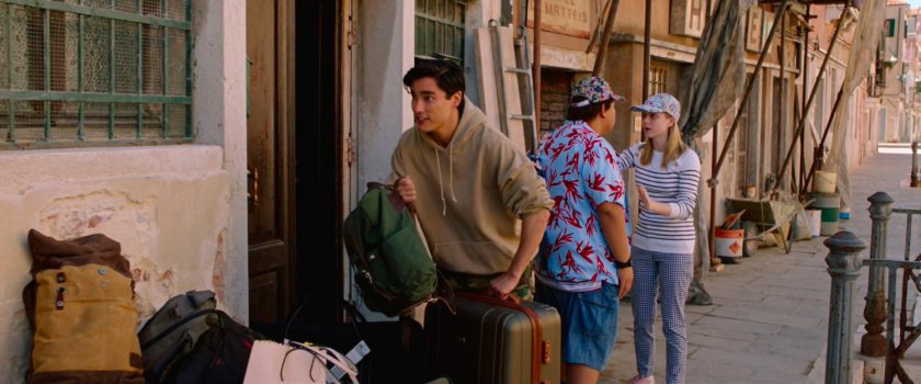 Students picking up their baggage in front of the Hotel DeMatteis in Venice.