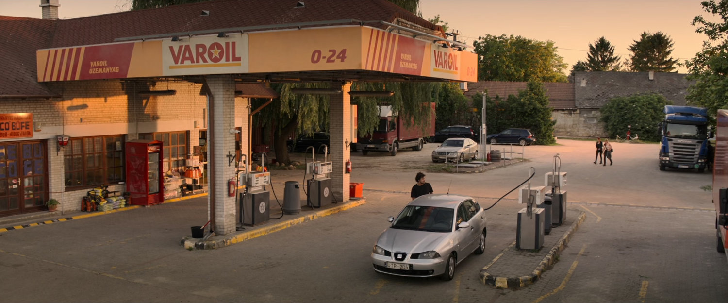 Exterior Varoil gas station.