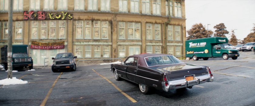 Exterior of abandoned KB Toys store.