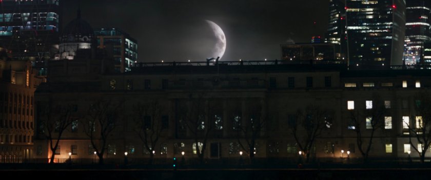 Moon Knight running across a dark London rooftop silhouetted by the moon.