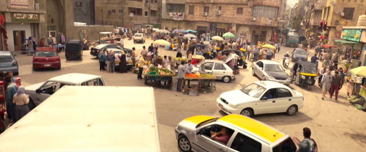 Wide angle of Cairo marketplace.