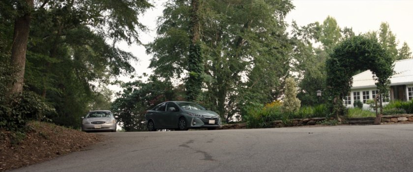 A car pulls up in front of the house at Exterior the Summer Twilights retreat.