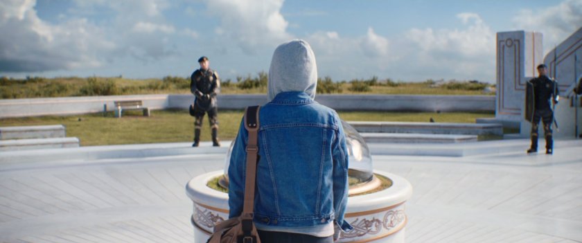 Jane stands before the shrine with the broken pieces of Mjolnir.