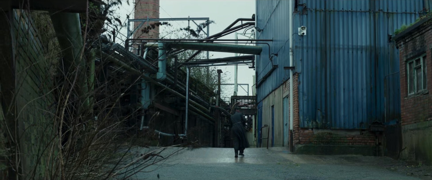 Nick Fury walking through an abandoned New Skrullos facility.