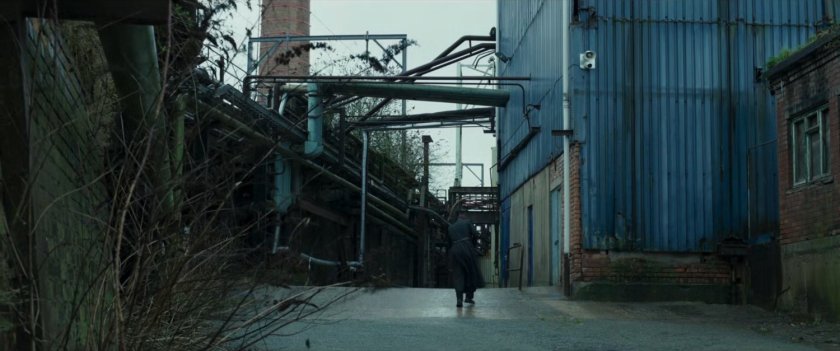 Nick Fury walking through an abandoned New Skrullos facility.