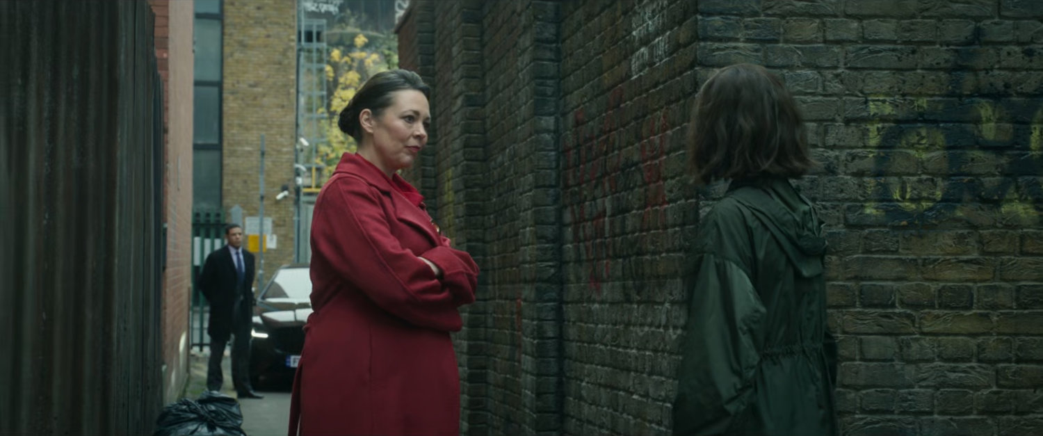 G'iah talks to Sonya Falsworth in a London alley.