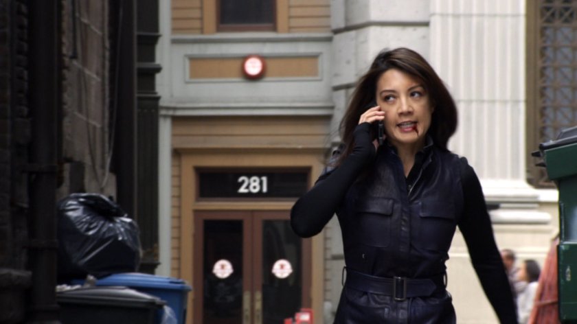 Melinda May entering Los Angeles alley.