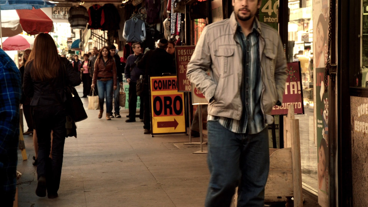 A crowded Mexico City sidewalk.