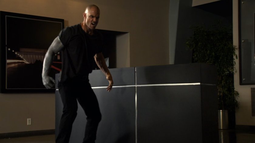 Creel in hotel lobby.