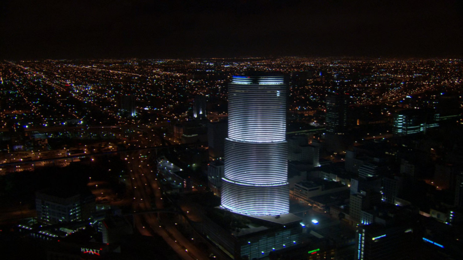 Aerial shot of Hotel la Ona at night.
