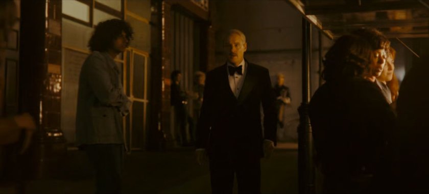 Mobius on a dark London street.