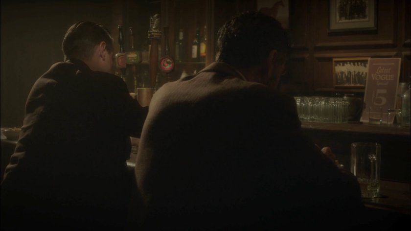 Dooley and a reporter in a bar.