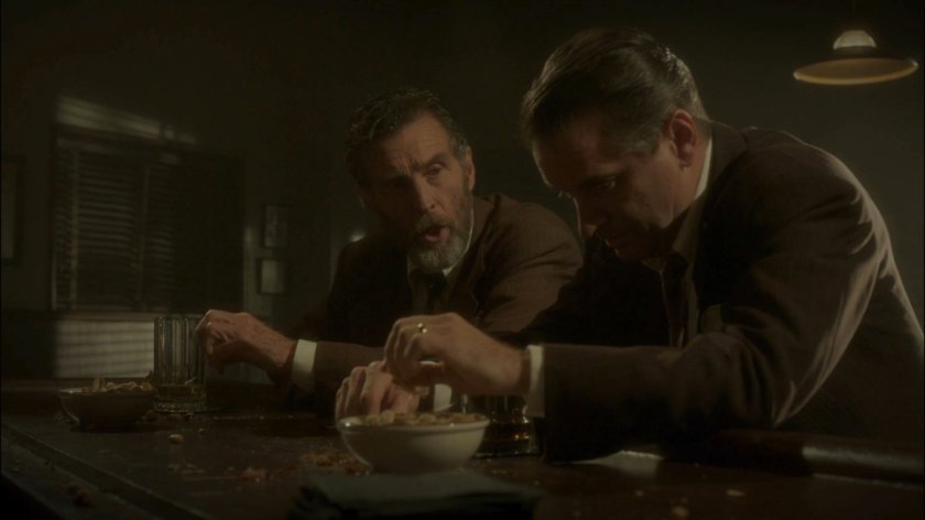 Dooley and a reporter in a bar.