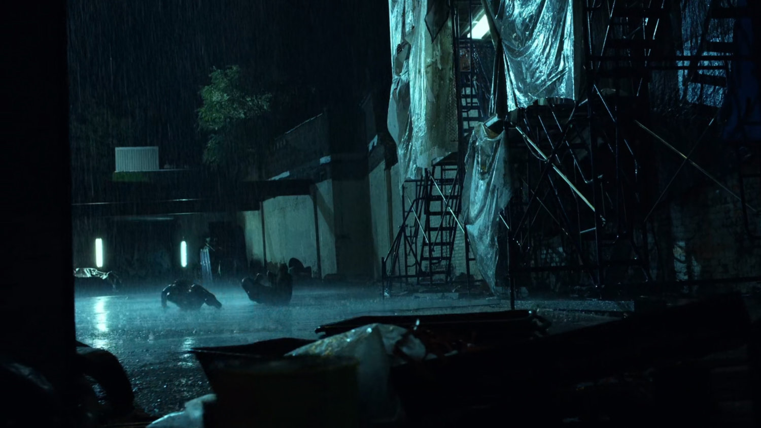 Matt fights Rance in the rain outside Karen's apartment.