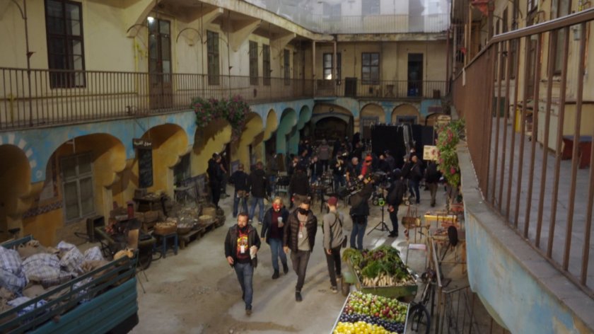 Behind the scene shot of location for the Tunisian courtyard.