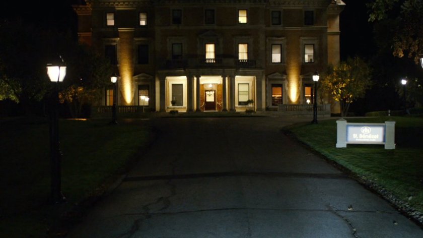 Exterior of St. Bénézet Palliative Care at night.