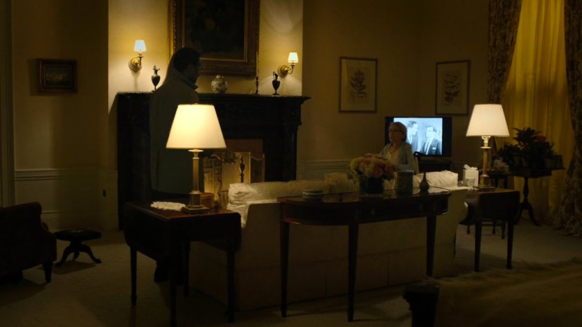 Karen speaks to older woman in room of St. Bénézet Palliative Care.