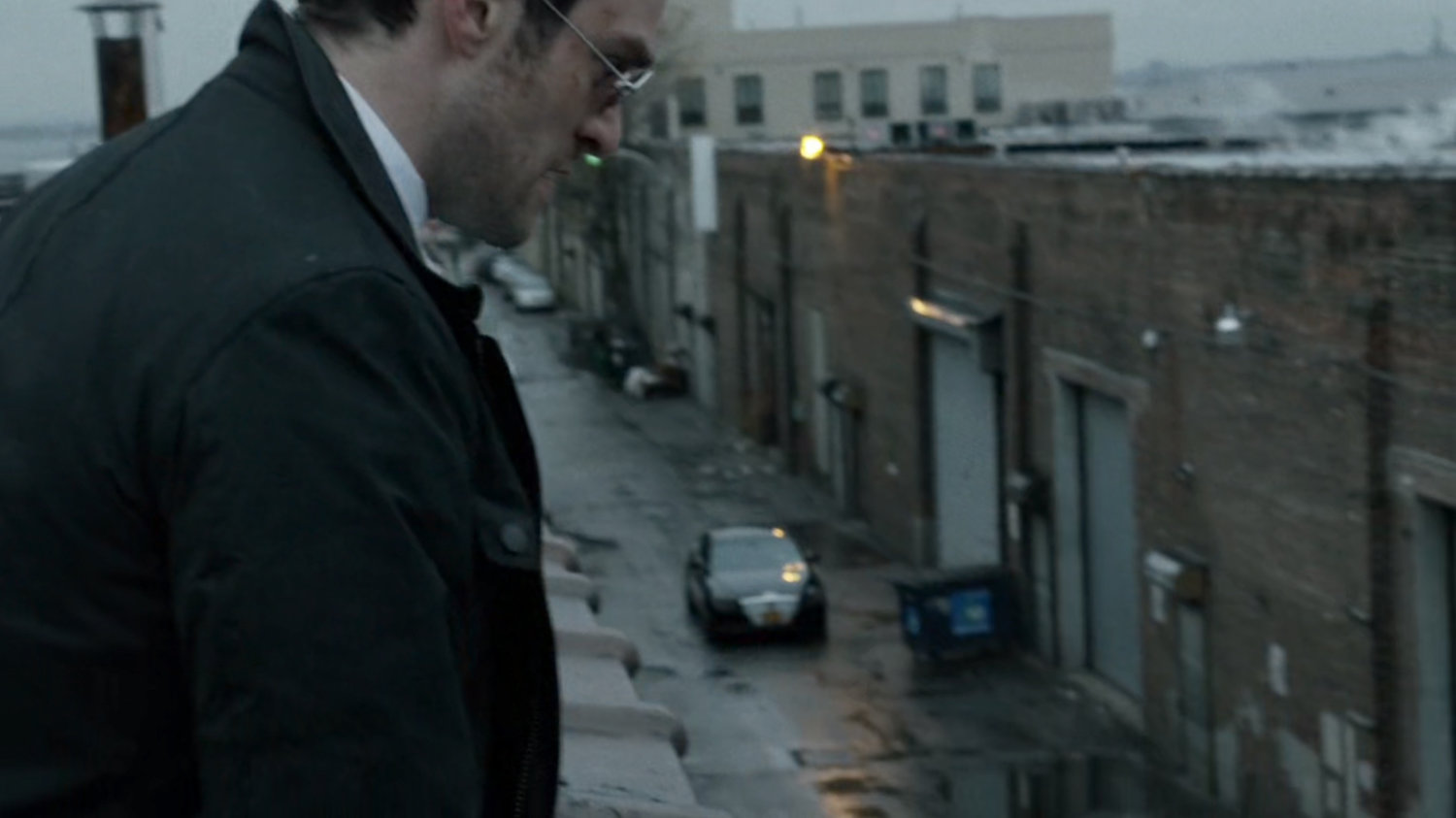 Matt looks into alley as black sedan pulls up.