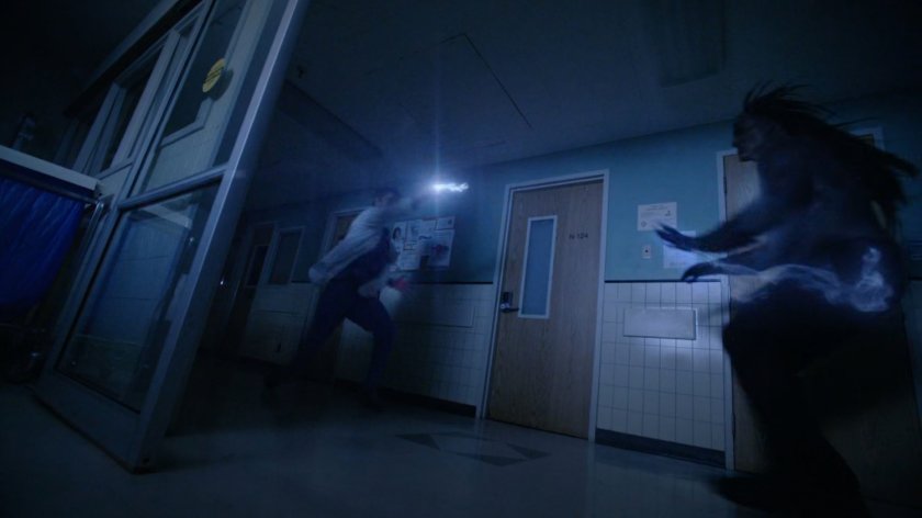 Lincoln fights Lash in hospital hallway.