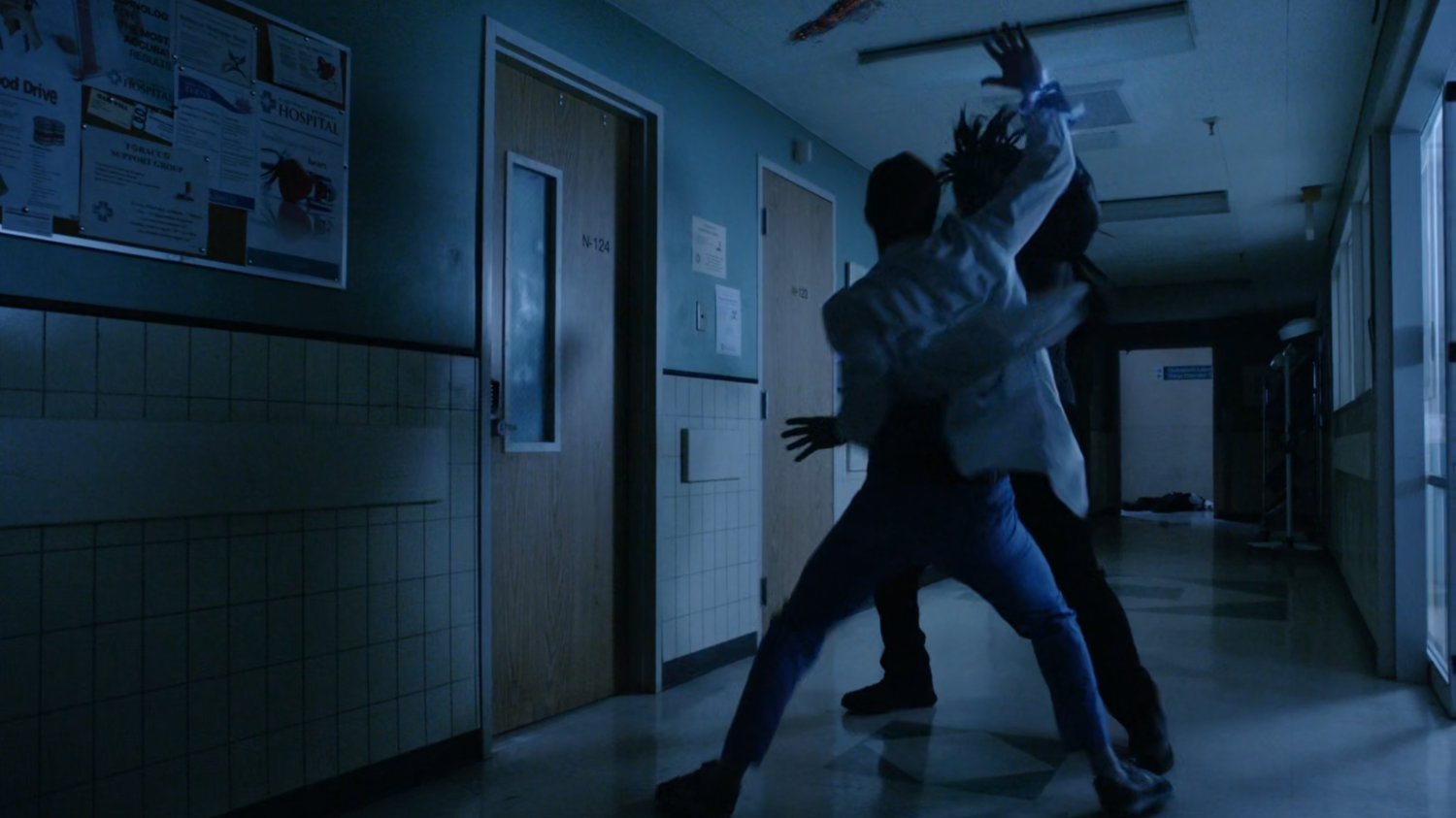 Lincoln fights Lash in hospital hallway.