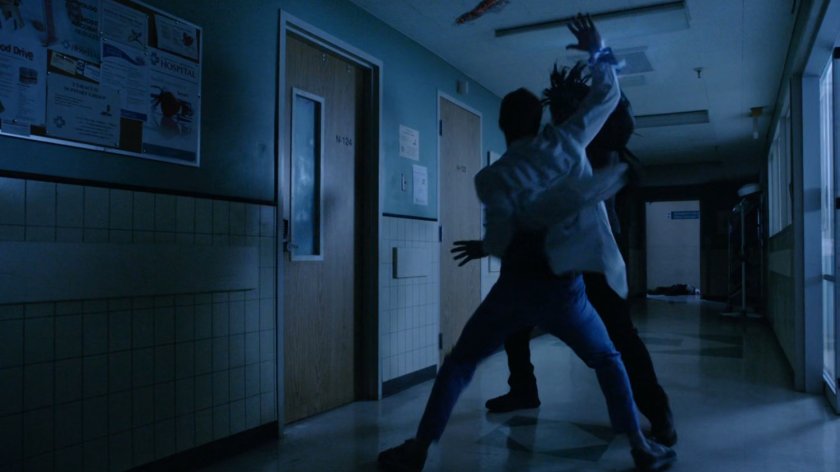 Lincoln fights Lash in hospital hallway.