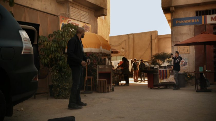 Mack looking at Yo-Yo in a Bogata alley.