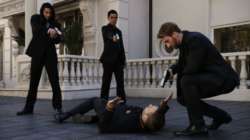 Men hold guns on Hunter outside Taiwanese mansion.