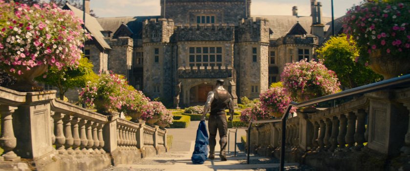 Colossus dragging a sack towards the X-Mansion.