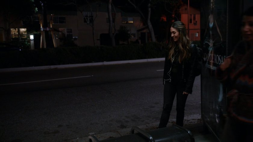 Yo-Yo walks along a dark street.