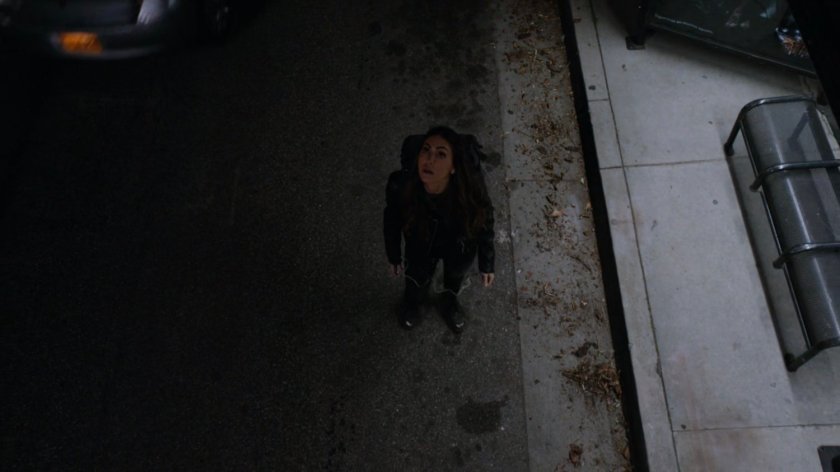 Yo-Yo looks up into the sky on a dark street.