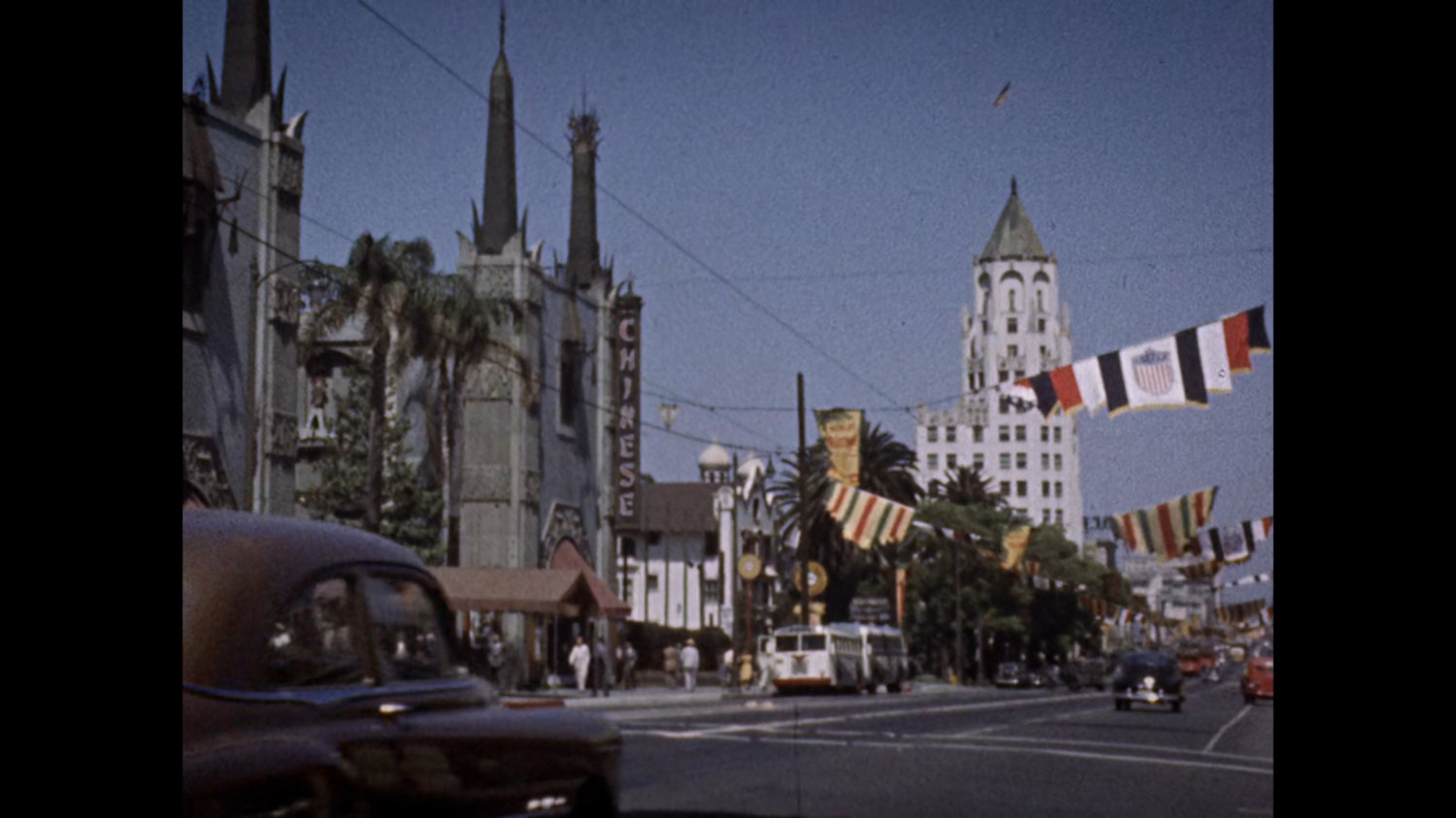 Vintage newsreel of Grauman's Chinese Theater.