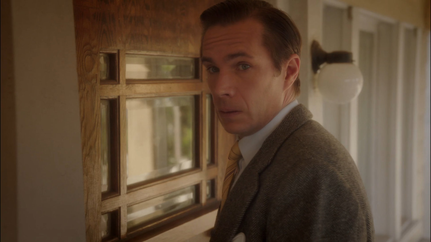 Jarvis impersonating police officer at Rufus Hunt's front door.