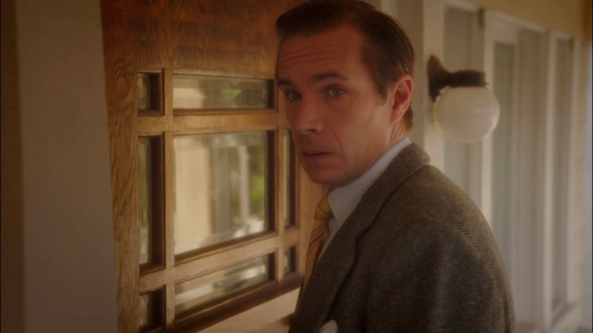 Jarvis impersonating police officer at Rufus Hunt's front door.