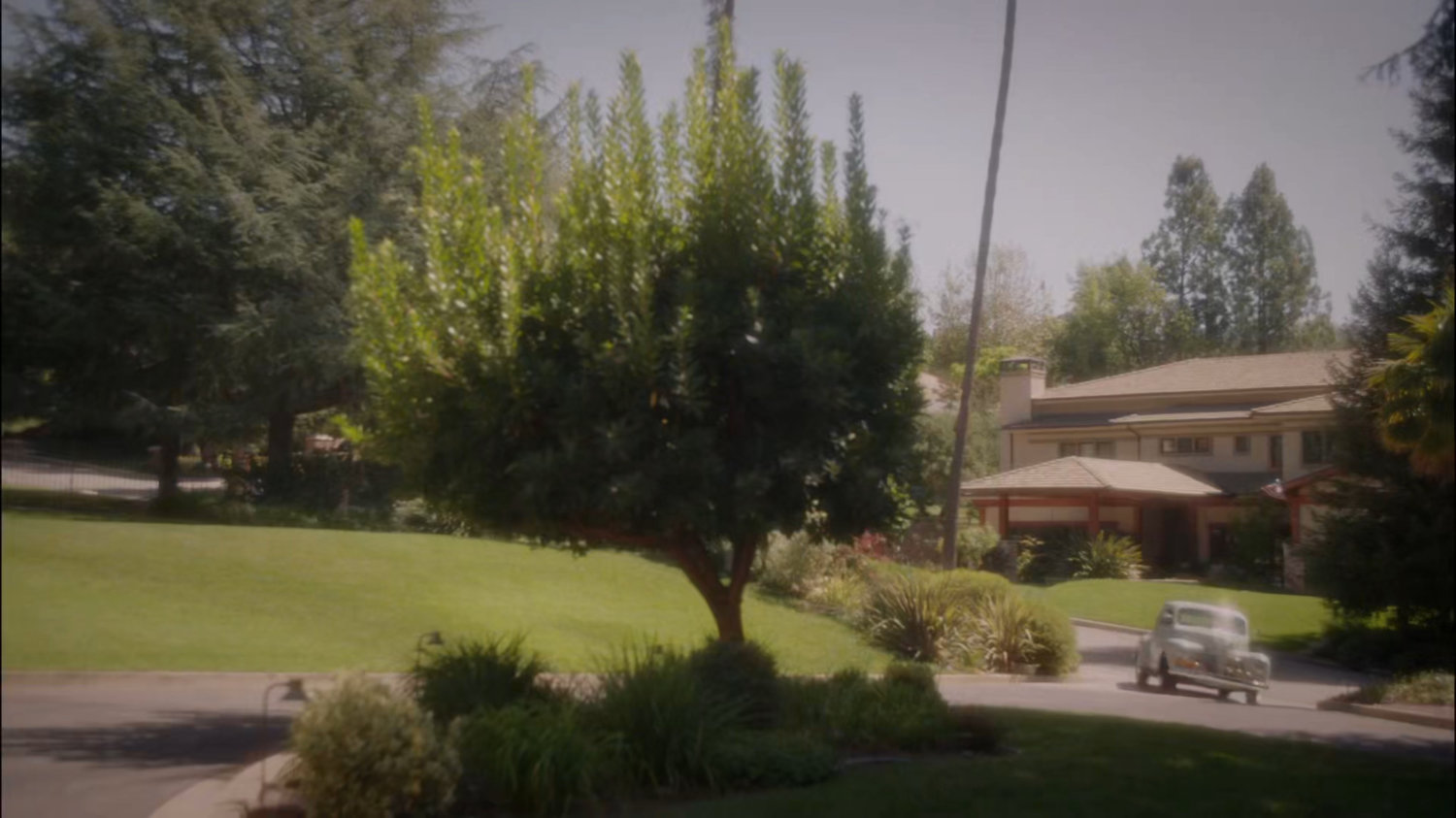 Car enters the driveway for Stark's Mansion.