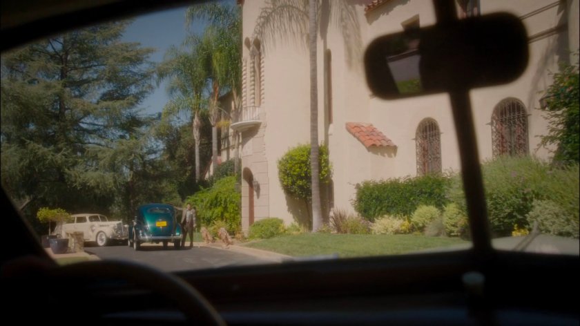 Sousa waiting in front of Stark's mansion.