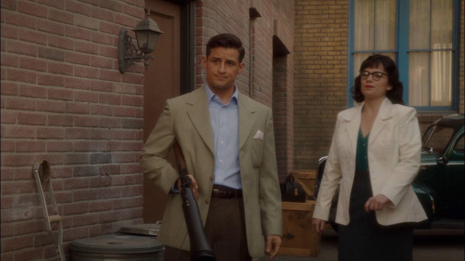 Sousa and Peggy in an alley after stopping Dottie.