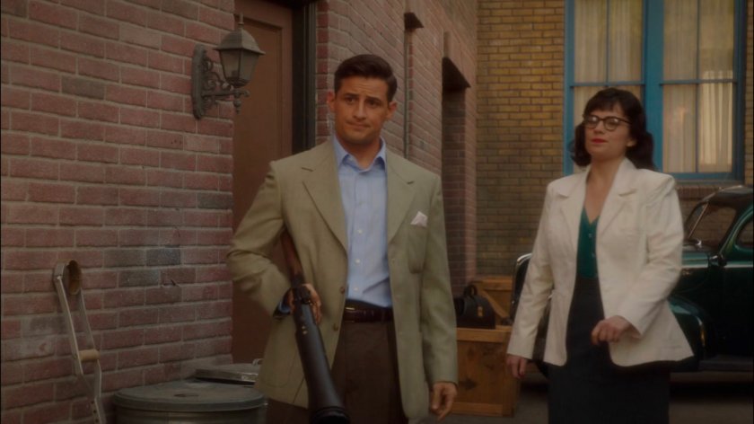 Sousa and Peggy in an alley after stopping Dottie.